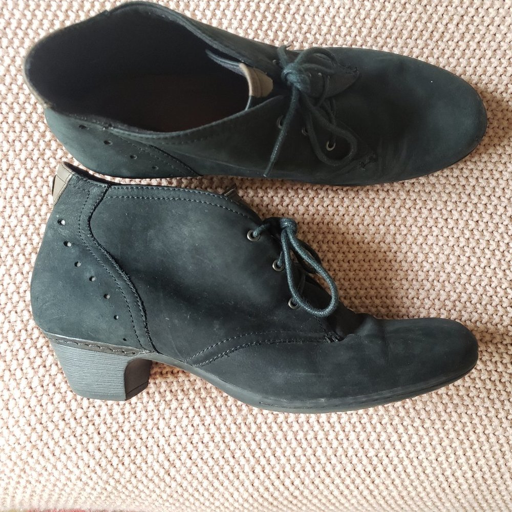 Cob Hill Black Booties - Size 11